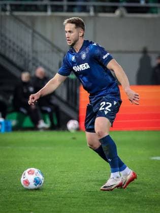 Christoph Kobald 22 (Karlsruher SC) in Aktion, SpVgg Greuther Fuerth vs. Karlsruher SC, Fussball, Maenner, DFL, 2. Bundesliga, Saison 2025 2026, Sportpark Ronhof Thomas Sommer, 10. Spieltag, 24.10.2025 Fuerth Bayern Deutschland