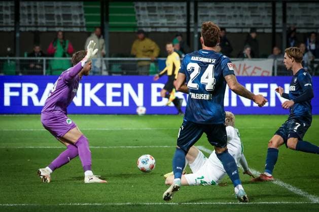 Eine Hereingabe von Fabian Schleusener 24 (Karlsruher SC) findet keinen Abnehmer, Jomaine Consbruch 14 (Spvgg Greuther Fuerth) rutscht am Ball vorbei, Pelle Boevink 26 (Spvgg Greuther Fuerth) gestikuliert, SpVgg Greuther Fuerth vs. Karlsruher SC, Fussball, Maenner, DFL, 2. Bundesliga, Saison 2025 2026, Sportpark Ronhof Thomas Sommer, 10. Spieltag, 24.10.2025 Fuerth Bayern Deutschland