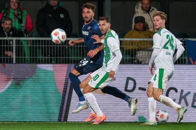links nach rechts: Fabian Schleusener 24 (Karlsruher SC), Branimir Hrgota 10 (Spvgg Greuther Fuerth) und Marco John 24 (Spvgg Greuther Fuerth) in Aktion, SpVgg Greuther Fuerth vs. Karlsruher SC, Fussball, Maenner, DFL, 2. Bundesliga, Saison 2025 2026, Sportpark Ronhof Thomas Sommer, 10. Spieltag, 24.10.2025 Fuerth Bayern Deutschland
