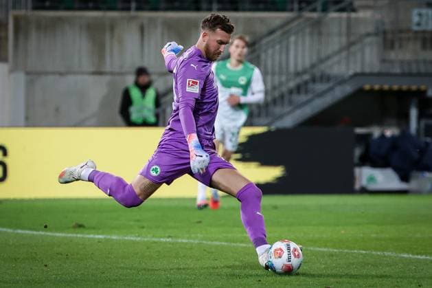 Pelle Boevink 26 (Spvgg Greuther Fuerth) mit einem Abschlag, SpVgg Greuther Fuerth vs. Karlsruher SC, Fussball, Maenner, DFL, 2. Bundesliga, Saison 2025 2026, Sportpark Ronhof Thomas Sommer, 10. Spieltag, 24.10.2025 Fuerth Bayern Deutschland