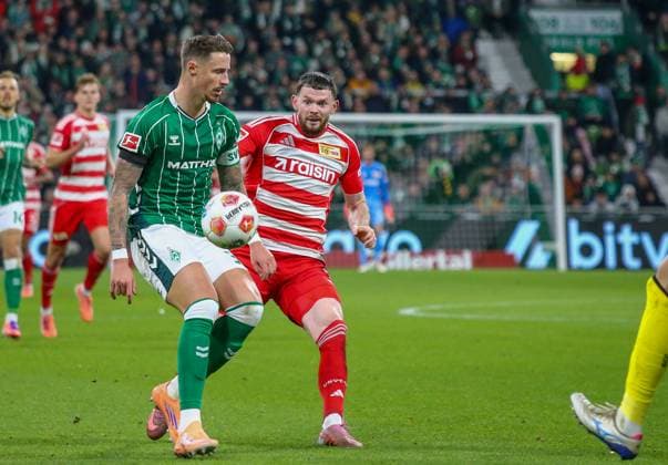 Deutschland: Fussball Bundesliga 2025 26, 8. Spieltag - SV Werder Bremen vs 1. FC Union Berlin - Weserstadion-Stadion (Bremen): Marco Friedl (SV Werder Bremen, 32) Oliver Burke (1. FC Union Berlin, 7) Bremen Copyright: xAymanxAlahmedx