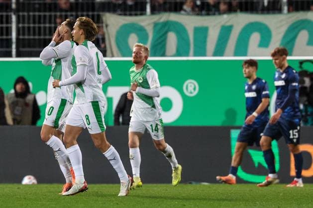 Gruss vom Torschuetzen des 1:3, Branimir Hrgota 10 (Spvgg Greuther Fuerth) an die Haupttribuene, mit Mathias Olesen 8 (Spvgg Greuther Fuerth) und Jomaine Consbruch 14 (Spvgg Greuther Fuerth) im Hintergrund, Torjubel, SpVgg Greuther Fuerth vs. Karlsruher SC, Fussball, Maenner, DFL, 2. Bundesliga, Saison 2025 2026, Sportpark Ronhof Thomas Sommer, 10. Spieltag, 24.10.2025 Fuerth Bayern Deutschland