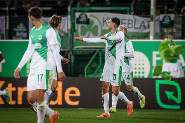 Torjubel von Branimir Hrgota 10 (Spvgg Greuther Fuerth) in Richtung Hauptribuene, mit Mathias Olesen 8 (Spvgg Greuther Fuerth), SpVgg Greuther Fuerth vs. Karlsruher SC, Fussball, Maenner, DFL, 2. Bundesliga, Saison 2025 2026, Sportpark Ronhof Thomas Sommer, 10. Spieltag, 24.10.2025 Fuerth Bayern Deutschland