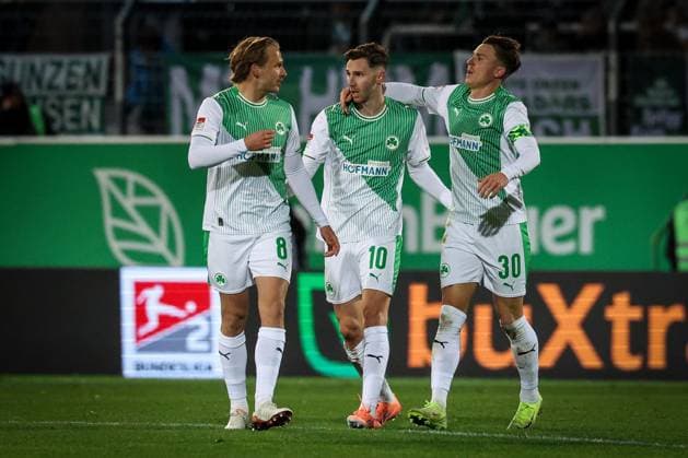links nach rechts: Mathias Olesen 8 (Spvgg Greuther Fuerth), Branimir Hrgota 10 (Spvgg Greuther Fuerth) und Felix Klaus 30 (Spvgg Greuther Fuerth) freuen sich ueber das 1:3, SpVgg Greuther Fuerth vs. Karlsruher SC, Fussball, Maenner, DFL, 2. Bundesliga, Saison 2025 2026, Sportpark Ronhof Thomas Sommer, 10. Spieltag, 24.10.2025 Fuerth Bayern Deutschland