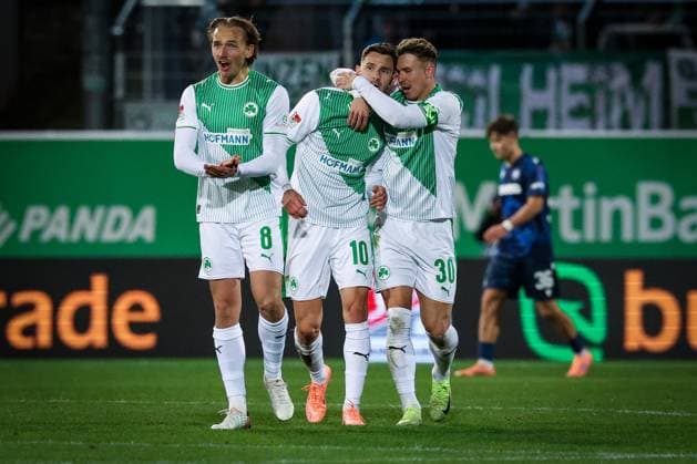 links nach rechts: Mathias Olesen 8 (Spvgg Greuther Fuerth) feuert die Mitspieler an nach dem 1:3 durch Branimir Hrgota 10 (Spvgg Greuther Fuerth), der mit Felix Klaus 30 (Spvgg Greuther Fuerth) sich ueber das Tor freut, SpVgg Greuther Fuerth vs. Karlsruher SC, Fussball, Maenner, DFL, 2. Bundesliga, Saison 2025 2026, Sportpark Ronhof Thomas Sommer, 10. Spieltag, 24.10.2025 Fuerth Bayern Deutschland