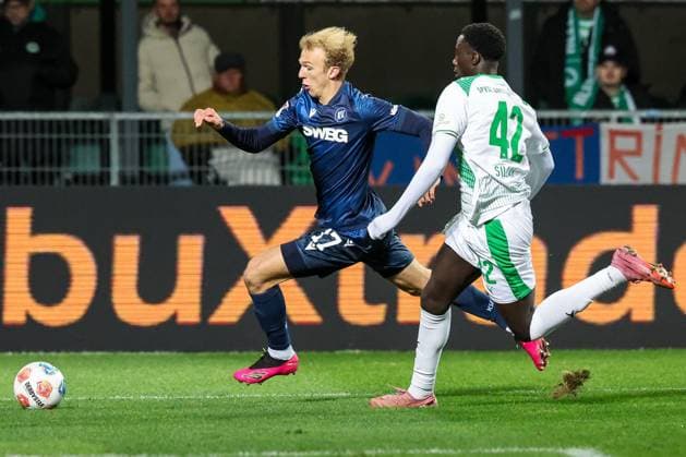 Duell zwischen Leon Opitz 17 (Karlsruher SC) und Omar Sillah 42 (Spvgg Greuther Fuerth), SpVgg Greuther Fuerth vs. Karlsruher SC, Fussball, Maenner, DFL, 2. Bundesliga, Saison 2025 2026, Sportpark Ronhof Thomas Sommer, 10. Spieltag, 24.10.2025 Fuerth Bayern Deutschland