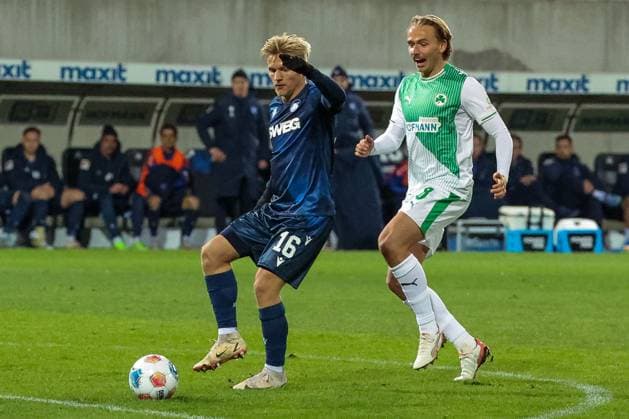 links nach rechts: Andreas Mueller 16 (Karlsruher SC) und Mathias Olesen 8 (Spvgg Greuther Fuerth) im Duell, SpVgg Greuther Fuerth vs. Karlsruher SC, Fussball, Maenner, DFL, 2. Bundesliga, Saison 2025 2026, Sportpark Ronhof Thomas Sommer, 10. Spieltag, 24.10.2025 Fuerth Bayern Deutschland