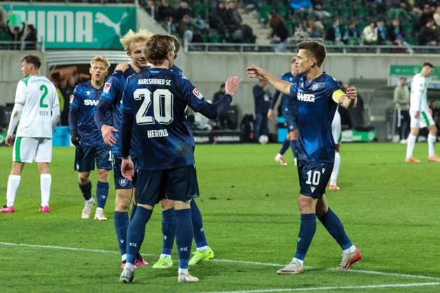 Torschuetze Marvin Wanitzek 10 (Karlsruher SC), rechts, feiert mit Leon Opitz 17 (Karlsruher SC), David Herold 20 (Karlsruher SC) und Mateo Kritzer 34 (Karlsruher SC) das 1:4, SpVgg Greuther Fuerth vs. Karlsruher SC, Fussball, Maenner, DFL, 2. Bundesliga, Saison 2025 2026, Sportpark Ronhof Thomas Sommer, 10. Spieltag, 24.10.2025 Fuerth Bayern Deutschland