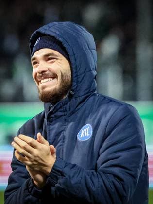 Lilian Egloff 25 (Karlsruher SC) bei den Fans zum Schlussjubel nach dem Auswaertssieg, SpVgg Greuther Fuerth vs. Karlsruher SC, Fussball, Maenner, DFL, 2. Bundesliga, Saison 2025 2026, Sportpark Ronhof Thomas Sommer, 10. Spieltag, 24.10.2025 Fuerth Bayern Deutschland