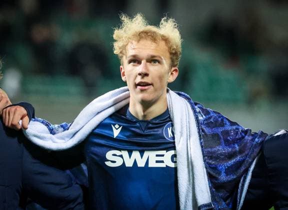 Leon Opitz 17 (Karlsruher SC) feiert mit den Fans, Schlussjubel, SpVgg Greuther Fuerth vs. Karlsruher SC, Fussball, Maenner, DFL, 2. Bundesliga, Saison 2025 2026, Sportpark Ronhof Thomas Sommer, 10. Spieltag, 24.10.2025 Fuerth Bayern Deutschland