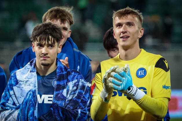 links nach rechts: Rafael Pinto Pedrosa 36 (Karlsruher SC) und Hans Christian Bernat 1(Karlsruher SC) bei den Fans zum Schlussjubel, SpVgg Greuther Fuerth vs. Karlsruher SC, Fussball, Maenner, DFL, 2. Bundesliga, Saison 2025 2026, Sportpark Ronhof Thomas Sommer, 10. Spieltag, 24.10.2025 Fuerth Bayern Deutschland