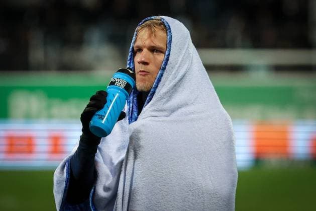 Andreas Mueller 16 (Karlsruher SC) bei den Fans nach Spielende zum Schlussjubel, trinkt, SpVgg Greuther Fuerth vs. Karlsruher SC, Fussball, Maenner, DFL, 2. Bundesliga, Saison 2025 2026, Sportpark Ronhof Thomas Sommer, 10. Spieltag, 24.10.2025 Fuerth Bayern Deutschland