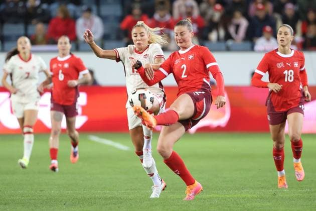 Schweiz - Kanada Adriana Leon gegen Julia Stierli U16 Schweiz - Montenegro 24.10.2025 Swissporarena Luzern, SCHWEIZ, Saison 2025 2026 Frauen Fussball Laenderspiel Nationalmannschaft Schweiz - Kanada Adriana Leon (li,Kanada) gegen Julia Stierli (Schweiz)