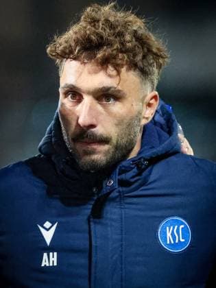 Fabian Schleusener 24 (Karlsruher SC) bei den Fans nach dem Auswaertssieg, SpVgg Greuther Fuerth vs. Karlsruher SC, Fussball, Maenner, DFL, 2. Bundesliga, Saison 2025 2026, Sportpark Ronhof Thomas Sommer, 10. Spieltag, 24.10.2025 Fuerth Bayern Deutschland
