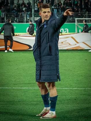 Marvin Wanitzek 10 (Karlsruher SC) zeigt in Richtung der KSC-Fans nach Spielende, Schlussjubel, SpVgg Greuther Fuerth vs. Karlsruher SC, Fussball, Maenner, DFL, 2. Bundesliga, Saison 2025 2026, Sportpark Ronhof Thomas Sommer, 10. Spieltag, 24.10.2025 Fuerth Bayern Deutschland
