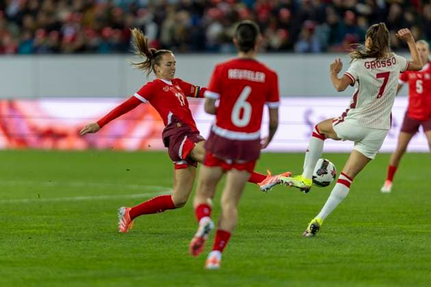 24 10 2025, Lucerne, swissporarena, Friendly: Switzerland - Canada, Lia Wälti (Lia Walti) ( 13 Switzerland Women s national team, Nationalteam shoots the ball Lucerne swissporarena Lucerne Switzerland Copyright: xJustPictures.ch PascalxKesselmarkx jp-en-PaKe-2025-10-24-Lucerne-FrozenInMotion-0012