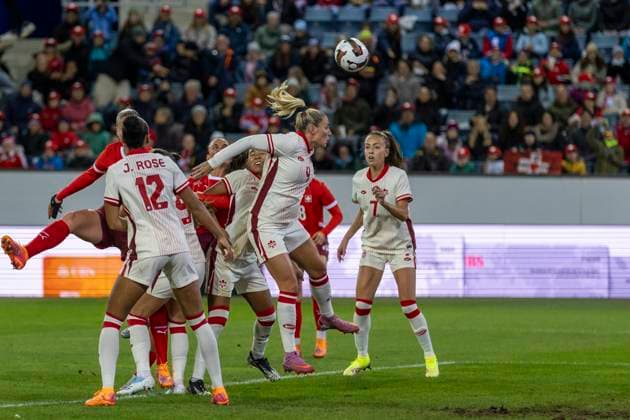 24 10 2025, Lucerne, swissporarena, Friendly: Switzerland - Canada, Shelina Zadorsky ( 4 Canada Women s national team, Nationalteam heads the ball Lucerne swissporarena Lucerne Switzerland Copyright: xJustPictures.ch PascalxKesselmarkx jp-en-PaKe-2025-10-24-Lucerne-FrozenInMotion-0080