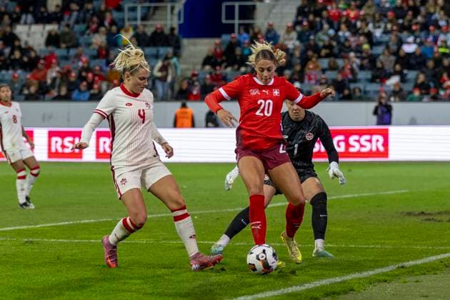 24 10 2025, Lucerne, swissporarena, Friendly: Switzerland - Canada, Shelina Zadorsky ( 4 Canada Women s national team, Nationalteam battles for the ball with Alayah Pilgrim ( 20 Switzerland Women s National Team) Lucerne swissporarena Lucerne Switzerland Copyright: xJustPictures.ch PascalxKesselmarkx jp-en-PaKe-2025-10-24-Lucerne-FrozenInMotion-0088