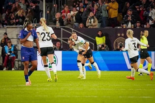 Fussball UEFA Womens Nations League 2024 25, Halbfinale - Deutschland vs Frankreich - Merkur Spiel-Arena (Düsseldorf): Tor und Torjubel zum 1:0 durch Klara Bühl Klara Buhl (Deutschland, 19) Freude, Emotionen, Jubel Düsseldorf Nordrhein-Westfalen Deutschland Copyright: xJOERANxSTEINSIEKx