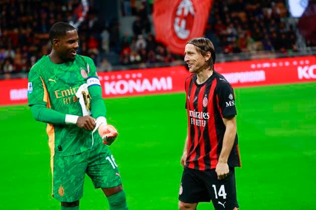 AC Milan v Pisa SC - Serie A Luka Modric and Mike Maignan play during the Serie A match between AC Milan and Pisa at Giuseppe Meazza stadium in Milano, Italy, on October 24, 2025. Milano Milano Italy  Copyright: xMairoxCinquettix originalFilename:cinquetti-acmilanv251024_nph86.jpg