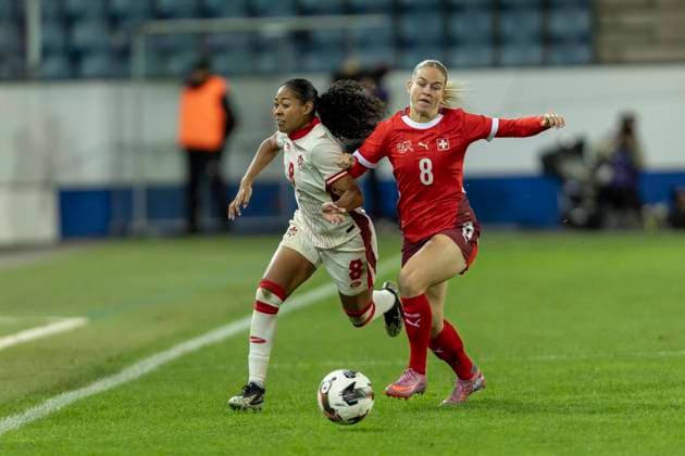 24 10 2025, Lucerne, swissporarena, Friendly: Switzerland - Canada, Nadine Riesen ( 8 Switzerland Women s national team, Nationalteam battles for the ball with Jayde Riviere ( 8 Canada Women s National Team) Lucerne swissporarena Lucerne Switzerland Copyright: xJustPictures.ch PascalxKesselmarkx jp-en-PaKe-2025-10-24-Lucerne-FrozenInMotion-0094