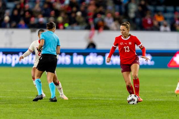 24 10 2025, Lucerne, swissporarena, Friendly: Switzerland - Canada, Lia Wälti (Lia Walti) ( 13 Switzerland Women s national team, Nationalteam controls the ball Lucerne swissporarena Lucerne Switzerland Copyright: xJustPictures.ch PascalxKesselmarkx jp-en-PaKe-2025-10-24-Lucerne-FrozenInMotion-0099