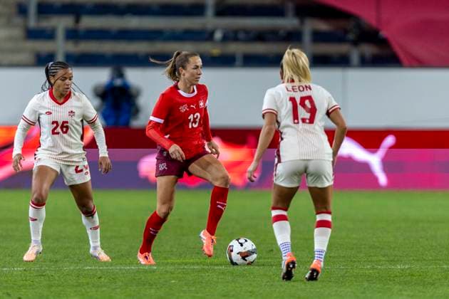 24 10 2025, Lucerne, swissporarena, Friendly: Switzerland - Canada, Lia Wälti (Lia Walti) ( 13 Switzerland Women s national team, Nationalteam controls the ball Lucerne swissporarena Lucerne Switzerland Copyright: xJustPictures.ch PascalxKesselmarkx jp-en-PaKe-2025-10-24-Lucerne-FrozenInMotion-0118