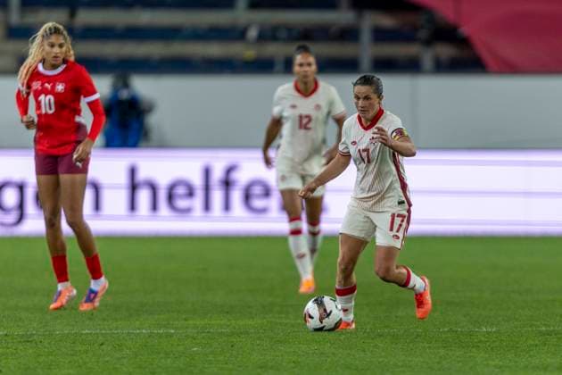 24 10 2025, Lucerne, swissporarena, Friendly: Switzerland - Canada, Jessie Fleming ( 17 Canada Women s national team, Nationalteam controls the ball Lucerne swissporarena Lucerne Switzerland Copyright: xJustPictures.ch PascalxKesselmarkx jp-en-PaKe-2025-10-24-Lucerne-FrozenInMotion-0122