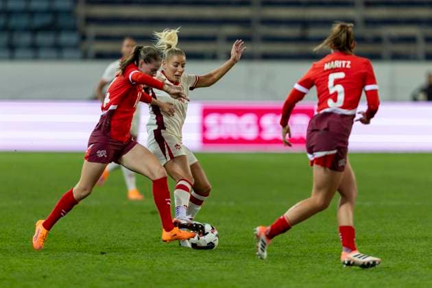 24 10 2025, Lucerne, swissporarena, Friendly: Switzerland - Canada, Adriana Leon ( 19 Canada Women s national team, Nationalteam battles for the ball with Smilla Vallotto ( 14 Switzerland Women s National Team) Lucerne swissporarena Lucerne Switzerland Copyright: xJustPictures.ch PascalxKesselmarkx jp-en-PaKe-2025-10-24-Lucerne-FrozenInMotion-0132