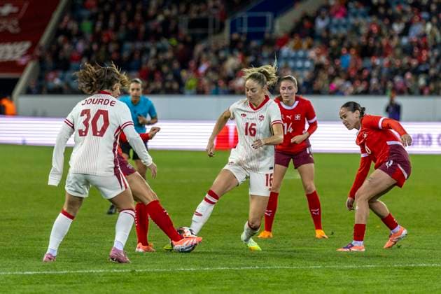 24 10 2025, Lucerne, swissporarena, Friendly: Switzerland - Canada, Janine Sonis ( 16 Canada Women s national team, Nationalteam battles for the ball Lucerne swissporarena Lucerne Switzerland Copyright: xJustPictures.ch PascalxKesselmarkx jp-en-PaKe-2025-10-24-Lucerne-FrozenInMotion-0193