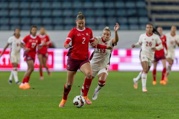 24 10 2025, Lucerne, swissporarena, Friendly: Switzerland - Canada, Julia Stierli ( 2 Switzerland Women s national team, Nationalteam controls the ball under pressure from Adriana Leon ( 19 Canada Women s National Team) Lucerne swissporarena Lucerne Switzerland Copyright: xJustPictures.ch PascalxKesselmarkx jp-en-PaKe-2025-10-24-Lucerne-FrozenInMotion-0139