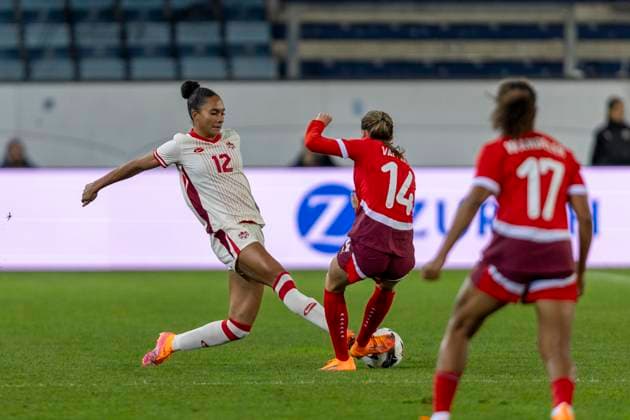 24 10 2025, Lucerne, swissporarena, Friendly: Switzerland - Canada, Jade Rose ( 12 Canada Women s national team, Nationalteam battles for the ball with Smilla Vallotto ( 14 Switzerland Women s National Team) Lucerne swissporarena Lucerne Switzerland Copyright: xJustPictures.ch PascalxKesselmarkx jp-en-PaKe-2025-10-24-Lucerne-FrozenInMotion-0145