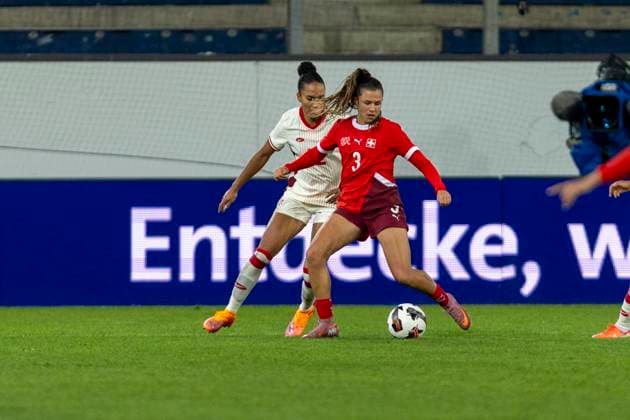 24 10 2025, Lucerne, swissporarena, Friendly: Switzerland - Canada, Leela Egli ( 3 Switzerland Women s national team, Nationalteam controls the ball Lucerne swissporarena Lucerne Switzerland Copyright: xJustPictures.ch PascalxKesselmarkx jp-en-PaKe-2025-10-24-Lucerne-FrozenInMotion-0155