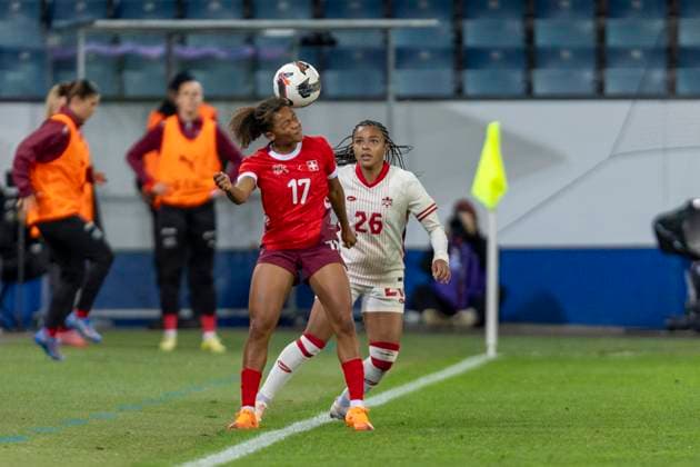 24 10 2025, Lucerne, swissporarena, Friendly: Switzerland - Canada, Leila Wandeler ( 17 Switzerland Women s national team, Nationalteam heads the ball Lucerne swissporarena Lucerne Switzerland Copyright: xJustPictures.ch PascalxKesselmarkx jp-en-PaKe-2025-10-24-Lucerne-FrozenInMotion-0162