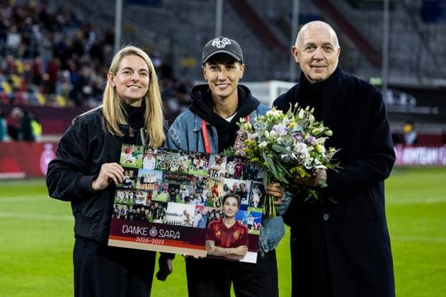 UEFA Women s Nations League: Germany vs. France, 24.10.2025 DUESSELDORF, GERMANY - OCTOBER 24: Nia Künzer (DFB Sports Director woman football) and Bernd Neuendorf (President Deutscher Fussball Bund) saying farewell to former national player Sara Doorsoun before the UEFA Women’s Nation League Semi Final match between Germany vs. France at Merkur Spiel Arena on October 24, 2025 in Duesseldorf, Germany. Copyright: xBEAUTIFULxSPORTS Wunderlx
