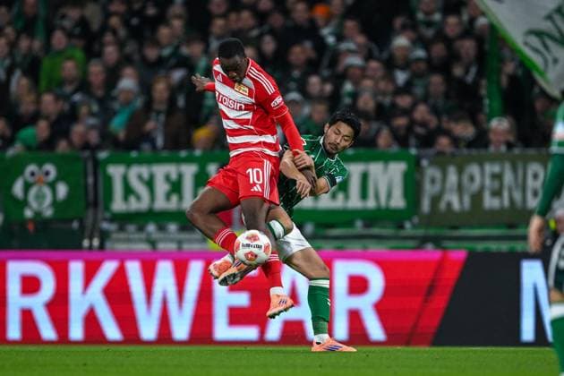 1. Bundesliga: SV Werder Bremen - Union Berlin am 24.10.2025 im Weserstadion in Bremen Ilyas Ansah (Berlin) im Zweikampf gegen Yukinari Sugawara (Bremen)