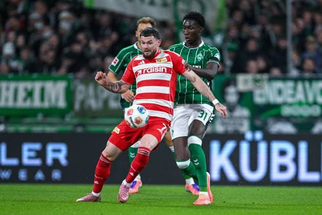 1. Bundesliga: SV Werder Bremen - Union Berlin am 24.10.2025 im Weserstadion in Bremen Oliver Burke (Berlin) im Zweikampf gegen Karim Coulibaly (Bremen)