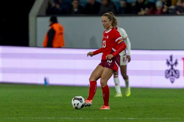 24 10 2025, Lucerne, swissporarena, Friendly: Switzerland - Canada, Lia Wälti (Lia Walti) ( 13 Switzerland Women s national team, Nationalteam controls the ball Lucerne swissporarena Lucerne Switzerland Copyright: xJustPictures.ch PascalxKesselmarkx jp-en-PaKe-2025-10-24-Lucerne-FrozenInMotion-0187