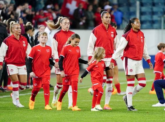 24.10.2025 Luzern Schweiz. Frauen Laenderspiel ,Testspiel Saison 2025 2026 Schweiz-Kanada. 1:0 Bild : Kanada Spielerinnen mit Einlaufkids,Einlaufkinder Aktion