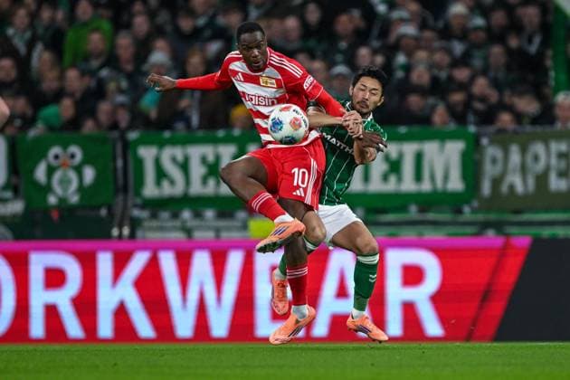1. Bundesliga: SV Werder Bremen - Union Berlin am 24.10.2025 im Weserstadion in Bremen Ilyas Ansah (Berlin) im Zweikampf gegen Yukinari Sugawara (Bremen)