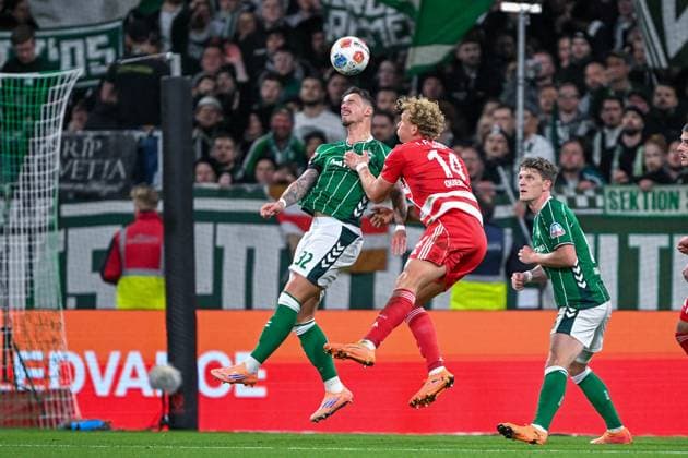 1. Bundesliga: SV Werder Bremen - Union Berlin am 24.10.2025 im Weserstadion in Bremen Marco Friedl (Bremen) im Zweikampf gegen Leopold Querfeld (Berlin)