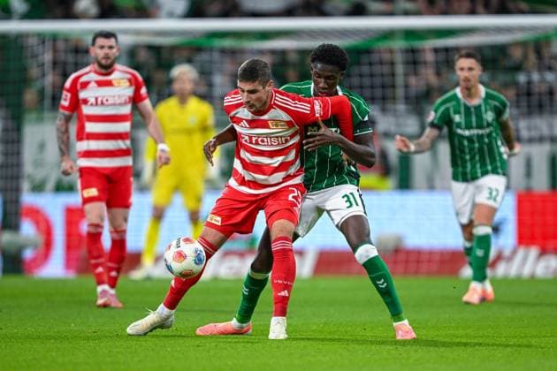 1. Bundesliga: SV Werder Bremen - Union Berlin am 24.10.2025 im Weserstadion in Bremen Andrej Ilic (Berlin) im Zweikampf gegen Karim Coulibaly (Bremen)
