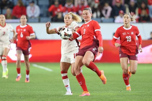 Schweiz - Kanada Adriana Leon gegen Julia Stierli 24.10.2025 Swissporarena Luzern, SCHWEIZ, Saison 2025 2026 Frauen Fussball Laenderspiel Nationalmannschaft Schweiz - Kanada Adriana Leon (li,Kanada) gegen Julia Stierli (Schweiz)