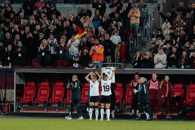 24.10.25, Frauen, Fussball, UEFA Womens Nations League, Halbfinale, Saison 2025, Deutschland - Frankreich Klara Bühl ( 19 - Deutschland) Jubel mit Giulia Gwinn ( 7 - Deutschland) und den Trikots von Giovanna Hoffmann und Lena Oberdorf Düsseldorf MERKUR SPIEL-ARENA NRW Deutschland