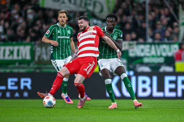 1. Bundesliga: SV Werder Bremen - Union Berlin am 24.10.2025 im Weserstadion in Bremen Oliver Burke (Berlin) im Zweikampf gegen Karim Coulibaly (Bremen)