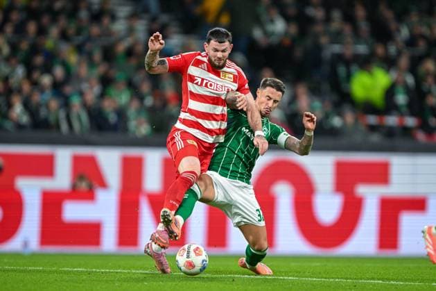 1. Bundesliga: SV Werder Bremen - Union Berlin am 24.10.2025 im Weserstadion in Bremen Marco Friedl (Bremen) im Zweikampf gegen Oliver Burke (Berlin).