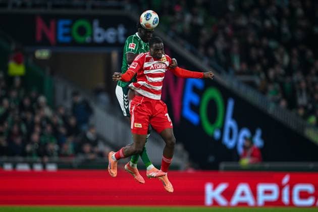 1. Bundesliga: SV Werder Bremen - Union Berlin am 24.10.2025 im Weserstadion in Bremen Ilyas Ansah (Berlin) im Zweikampf gegen Karim Coulibaly (Bremen)