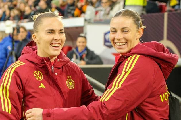 24.10.2025, xgrfx, Fussball UEFA Womens Nations League 1 2 Finale, Deutschland - Frankreich v.l. Laura Freigang, Rafaela Borggräfe (Deutsche Frauennationalmannschaft) (DFL DFB REGULATIONS PROHIBIT ANY USE OF PHOTOGRAPHS as IMAGE SEQUENCES and or QUASI-VIDEO) Düsseldorf