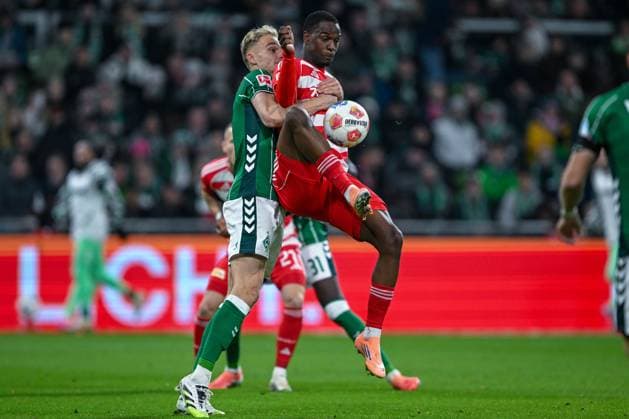 1. Bundesliga: SV Werder Bremen - Union Berlin am 24.10.2025 im Weserstadion in Bremen Amos Pieper (Bremen) im Zweikampf gegen Ilyas Ansah (Berlin)