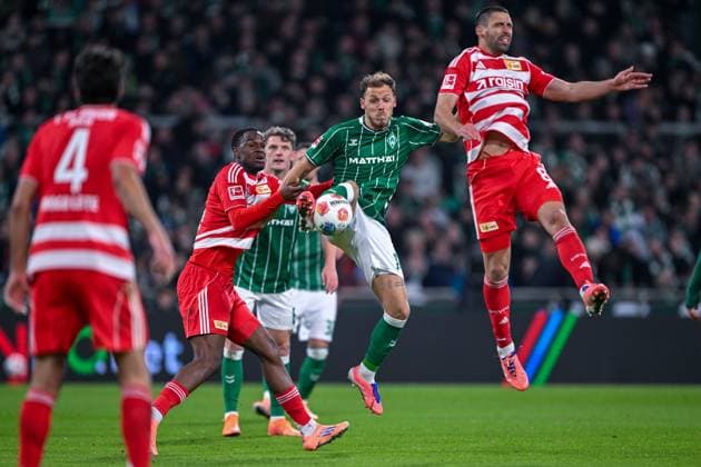 1. Bundesliga: SV Werder Bremen - Union Berlin am 24.10.2025 im Weserstadion in Bremen Senne Lynen (Bremen) im Zweikampf gegen Ilyas Ansah (Berlin) und Rani Khedira (Berlin)
